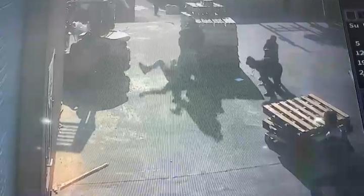 شاهدوا فيديو اعتداء مبرح بمصنع في عمان