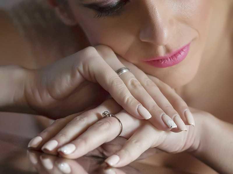 لهذا السبب الصادم عليكِ خلع المجوهرات قبل النوم