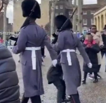 جدل واسع بعد اعتداء أحد حراس الملكة إليزابيث على طفل