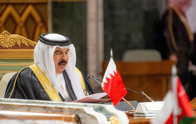 العاهل البحريني يتسلم قلادة أبو بكر الصديق