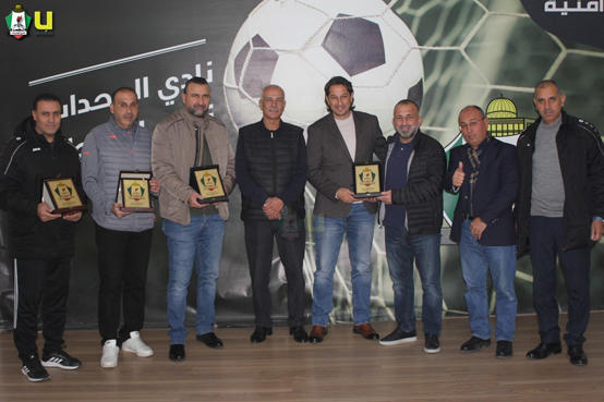 الوحدات يكرم عبد الله أبو زمع