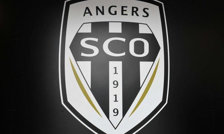 أنجيه الفرنسي يطالب بتأجيل مباراته بسبب 19 إصابة بكوفيد في صفوفه