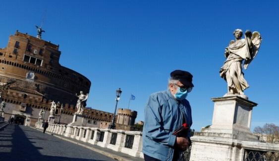 إيطاليا تسجل أكثر من 100 ألف إصابة يومية 