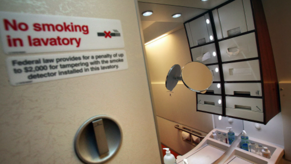 راكبة تعزل نفسها داخل حمام طائرة بعد اكتشاف إصابتها بكورونا