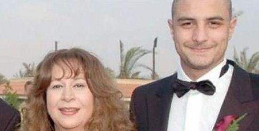 الفيشاوي يطلب من الجمهور الدعاء لوالدته