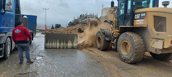 بلدية الرصيفة تغلق شارع الخميرة - صور