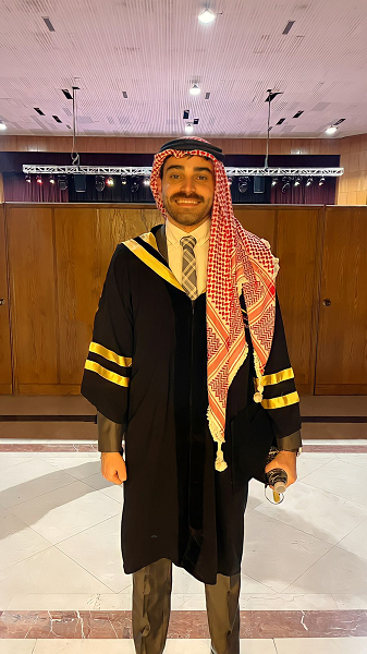 خريجو معهد الإعلام يتوشحون بالشماغ الأحمر