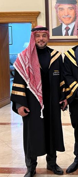 خريجو معهد الإعلام يتوشحون بالشماغ الأحمر