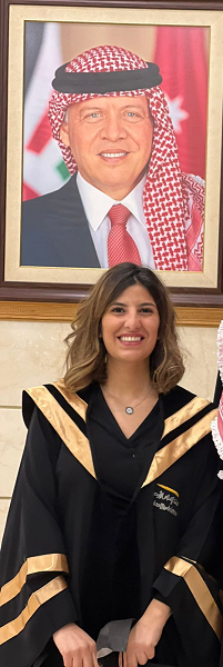 خريجو معهد الإعلام يتوشحون بالشماغ الأحمر