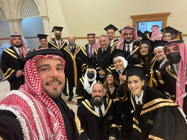 خريجو معهد الإعلام يتوشحون بالشماغ الأحمر