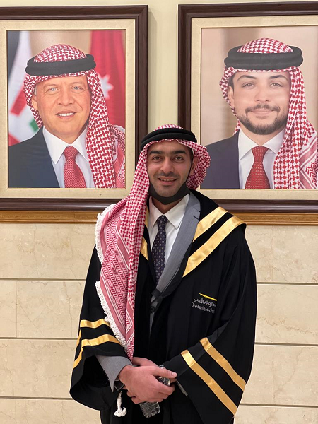 خريجو معهد الإعلام يتوشحون بالشماغ الأحمر