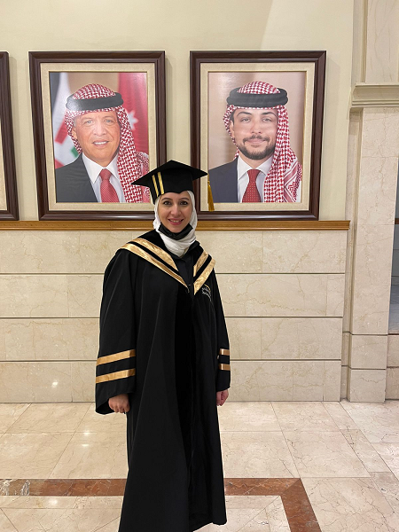 خريجو معهد الإعلام يتوشحون بالشماغ الأحمر