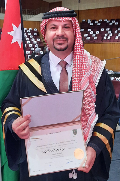 خريجو معهد الإعلام يتوشحون بالشماغ الأحمر