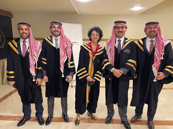 خريجو معهد الإعلام يتوشحون بالشماغ الأحمر