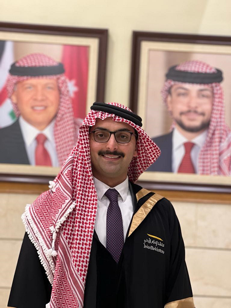 خريجو معهد الإعلام يتوشحون بالشماغ الأحمر