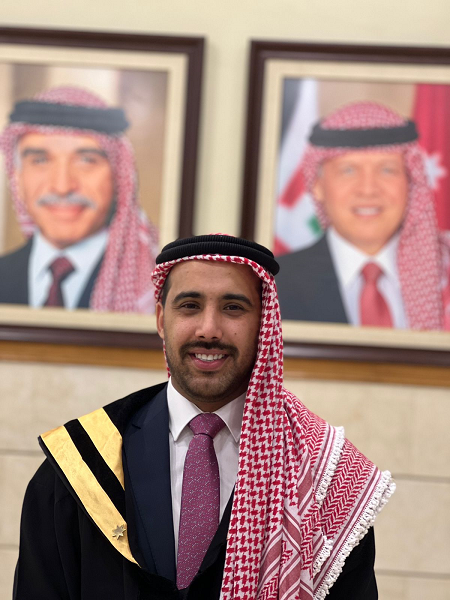 خريجو معهد الإعلام يتوشحون بالشماغ الأحمر