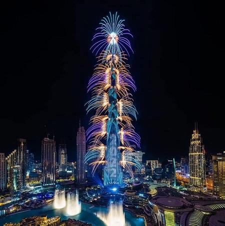 دبي تحتفي بالعام 2022 بألعاب نارية مبهرة  فيديو 