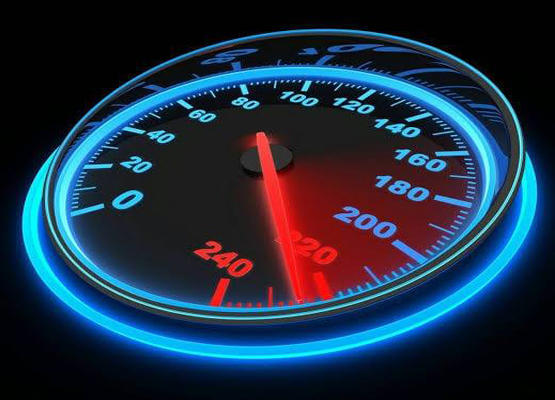 ضبط مركبة تسير بسرعة اكثر من 200 كم الساعة
