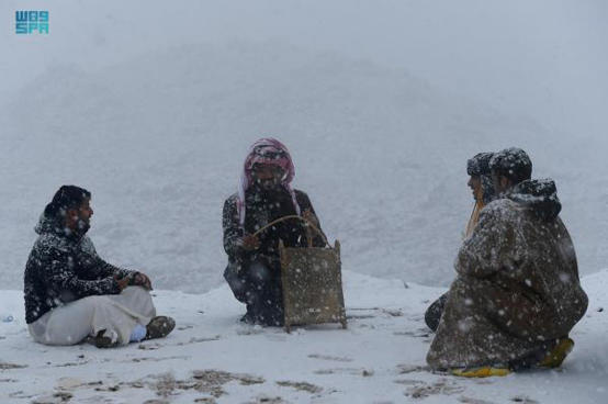الثلوج تغطي جبل اللوز في السعودية  صور