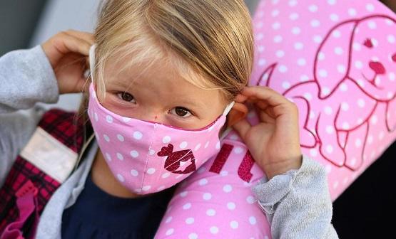 فرنسا تلزم الأطفال بالكمامات