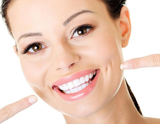 الطريقة الصحيحة لتبييض الأسنان بالفحم والملح