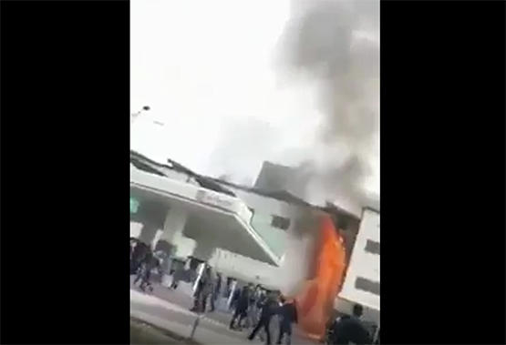 شاهدوا فيديو حريق مركبة داخل محطة محروقات بعمان