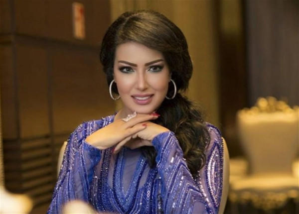 سمية الخشاب سعيدة بطلاق أحمد الفيشاوي 