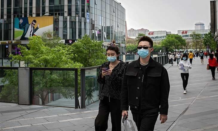 إقالة مسؤولَين صينيين كبيرين لتفشي كورونا في مدينتهما