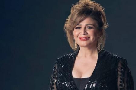 إلهام شاهين توجه رسالة لرافضي البوس  فيديو 