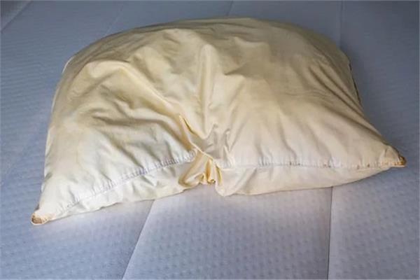 أسهل طريقة لإزالة البقع الصفراء من الوسائد