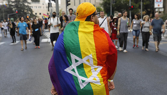 اسرائيل تسمح بتأجير الرحم للمثليين