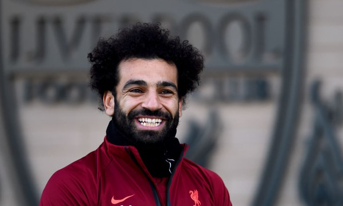 صلاح يستعرض قصة شعره الجديدة  صورة