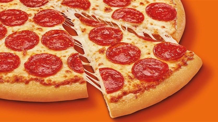 تلميذ يُقاضي مدرّبيه ويطالب بـ10 مليون دولار والسبب بيتزا