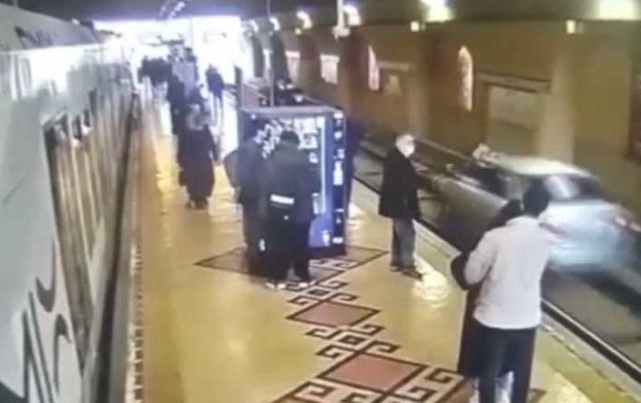 مركبة تسير على قضبان سكة حديد في إسطنبول 