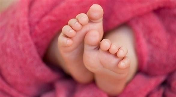 العثور على رضيع في حمام طائرة