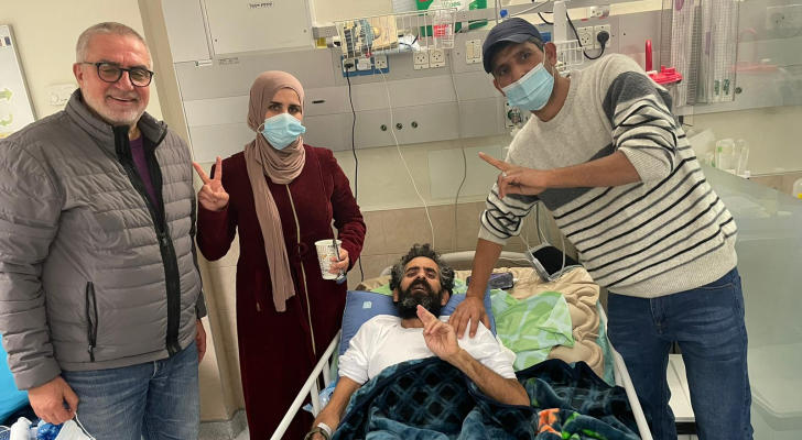 أبو هواش يعلق إضرابه عن الطعام