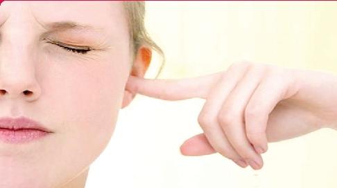 7 أسباب للإصابة بطنين في أذن واحدة