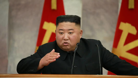 بعد سبه على الجدران  كيم جونغ يجمع عينات خطوط الآلاف للوصول للفاعل