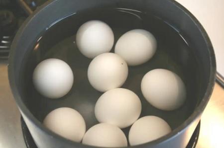 أضيفي هذا المكون في ماء سلق البيض وشاهدي النتيجة