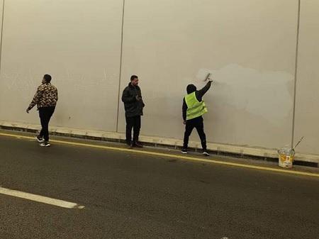 طمس عبارات مسيئة داخل نفق بالزرقاء