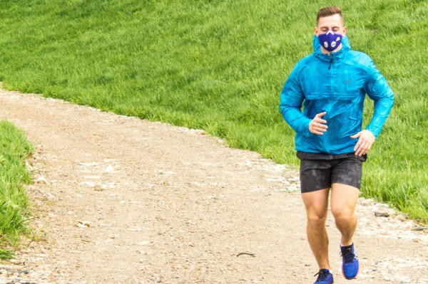 أطباء يحذرون من ارتداء الكمامة أثناء الرياضة