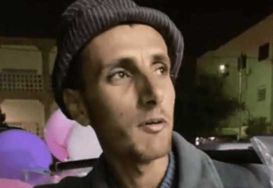 بائع متجول يعثر على 17 ألف دينار ويعيدها لصاحبها  فيديو 