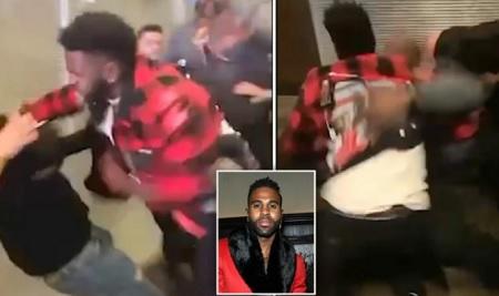 مغن أميركي يصفع معجبا ويهجم على آخر  فيديو 