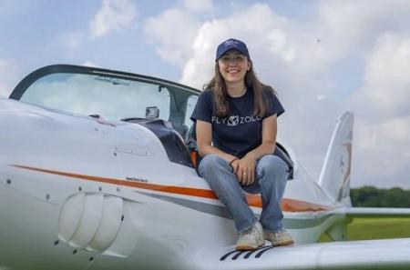 وصول أصغر قائدة طائرة في العالم للسعودية  فيديو 