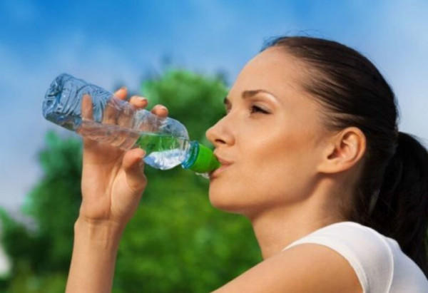 شرب المياه المعلبة يؤذي أسنانك تعرف على السبب