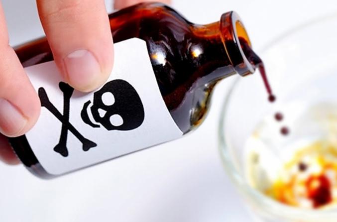 موظفة تضع السم لمديرها في القهوة بعد أن هدد بفضحها