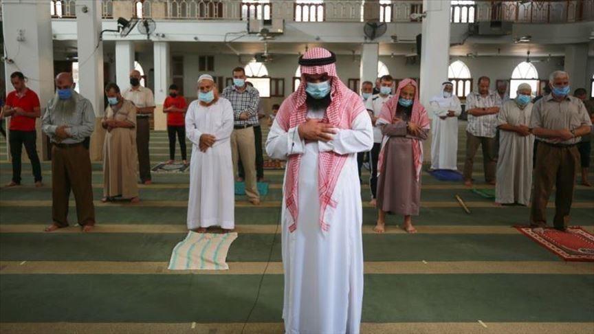 الكويت تعيد تطبيق التباعد بالمساجد