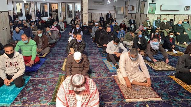 أشخاص يحضرون الجمعة ليس لهم أجرتعرف عليهم