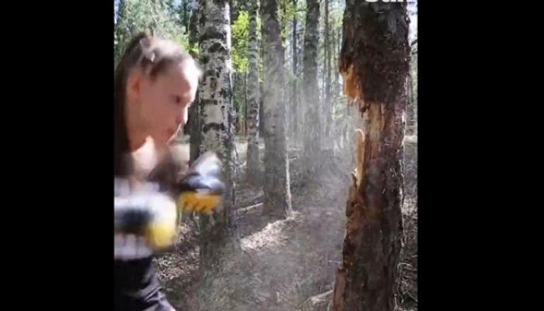 أقوى فتاة بالعالم كسرت شجرة بقبضتها   فيديو