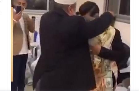 عريس عربي يتزين بعقد من الأموال كهدايا